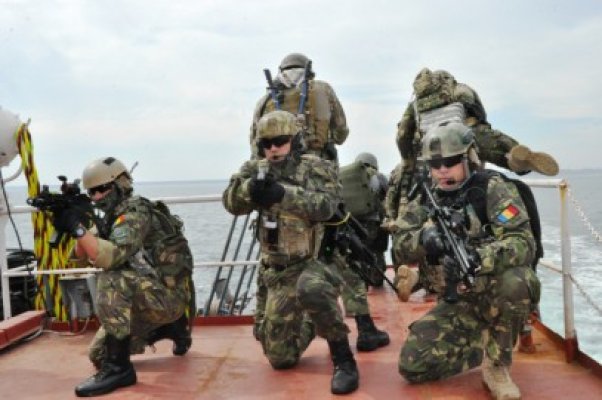 Aplicaţie tactică în Marea Neagră a scafandrilor şi trupelor speciale
